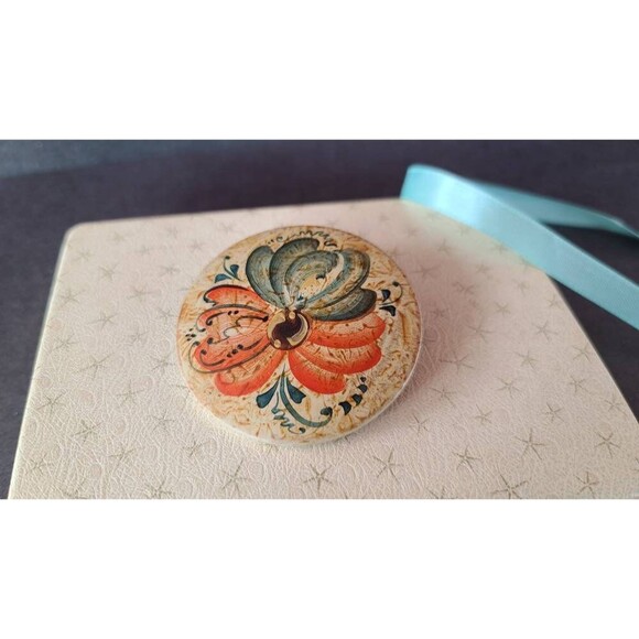 Circular Handpainted Floral Button Brooch - Picture 3 of 10
